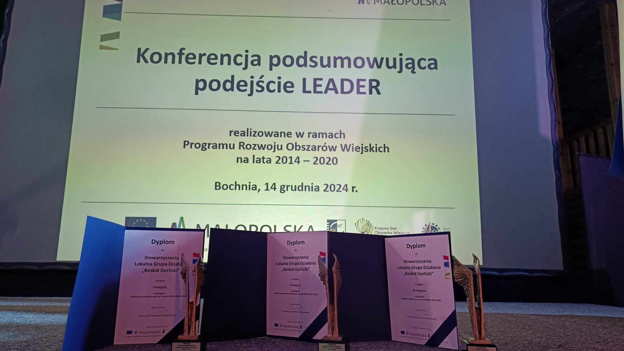 Zdjęcie dyplomów i statuetek